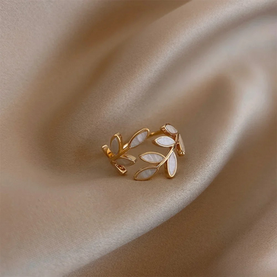 Hvid Opal Blad Justerbar Ring i Guld