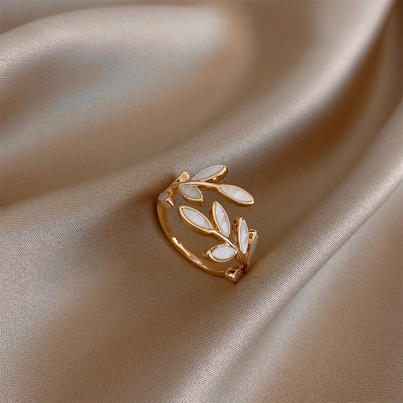 Elegant Hvid Opal Bladring